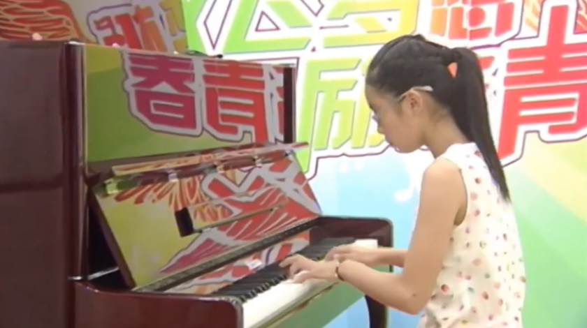 钢琴《采茶扑蝶》